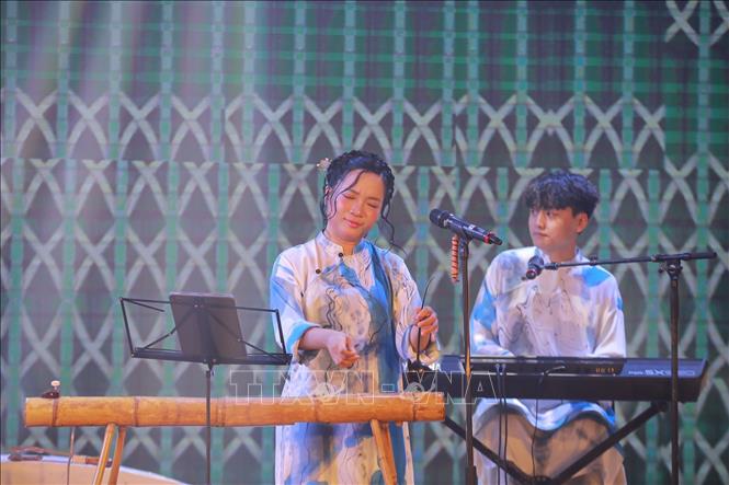 Các nghệ sĩ biểu diễn tại chương trình. Ảnh: Khánh Hoà - TTXVN
