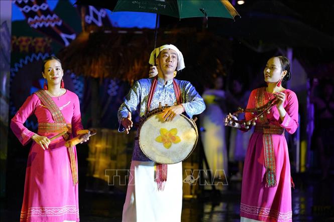 Giao lưu giưa hai nền văn hóa Chăm và Cơ Tu tại Ngày hội Đông Giang 2026. Ảnh: Trần Tĩnh - TTXVN