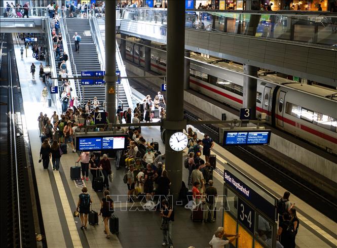 Hành khách tại nhà ga chính ở thủ đô Berlin, Đức ngày 30/7/2026. Ảnh: THX/TTXVN phát