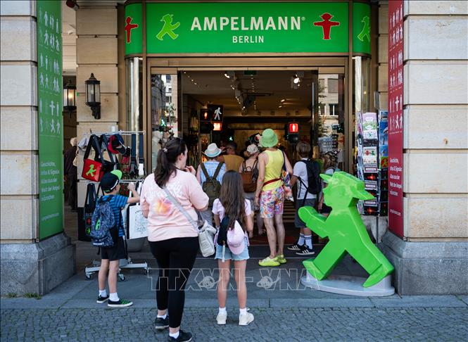Khách du lịch tại quầy lưu niệm ở Berlin, Đức ngày 30/7/2026. Ảnh: THX/TTXVN phát
