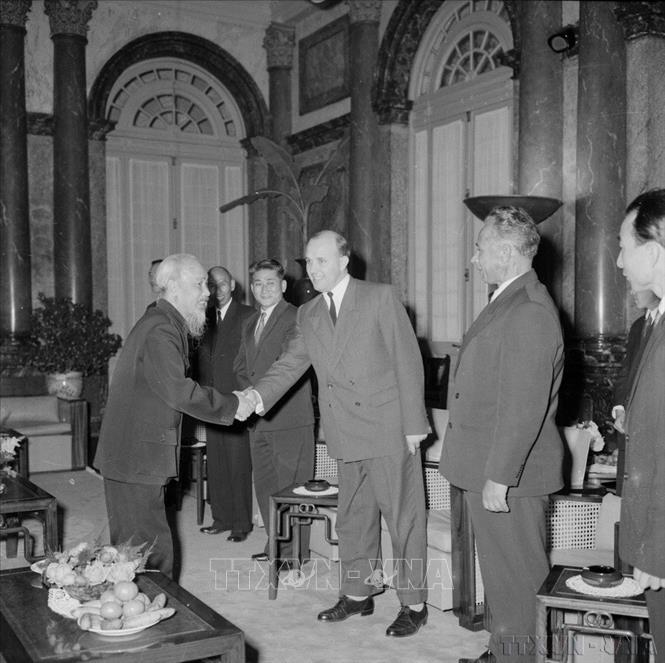 Không chỉ là Bộ trưởng Ngoại giao đầu tiên, Chủ tịch Hồ Chí Minh còn đặt nền móng cho ngành Ngoại giao hiện đại Việt Nam. Trong ảnh: Các đoàn ngoại giao và chuyên gia nước ngoài đến chúc tết Chủ tịch Hồ Chí Minh nhân dịp Tết Nguyên đán Tân Sửu (1961). Ảnh: TTXVN