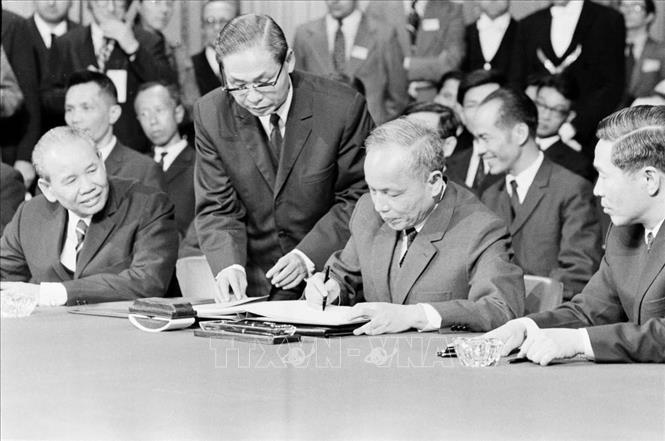 Năm 1973, ngoại giao Việt Nam đã thành công với việc ký Hiệp định Paris về chấm dứt chiến tranh, lập lại hòa bình tại Việt Nam. Mỹ và các nước công nhận quyền dân tộc tự quyết của nhân dân Việt Nam. Trong ảnh: Phó Thủ tướng, Bộ trưởng Ngoại giao Chính phủ Việt Nam DCCH Nguyễn Duy Trinh ký Hiệp định Paris về chấm dứt chiến tranh, lập lại hòa bình ở Việt Nam (Pháp, 27/1/1973). Ảnh: Văn Lượng - TTXVN