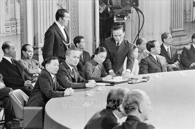 Năm 1973, ngoại giao Việt Nam đã thành công với việc ký Hiệp định Paris về chấm dứt chiến tranh, lập lại hòa bình tại Việt Nam. Mỹ và các nước công nhận quyền dân tộc tự quyết của nhân dân Việt Nam. Trong ảnh: Bộ trưởng Ngoại giao Chính phủ Cách mạng lâm thời Cộng hoà miền Nam Việt Nam Nguyễn Thị Bình ký văn kiện Hiệp định Paris về chấm dứt chiến tranh, lập lại hòa bình ở Việt Nam, ngày 27/1/1973, tại Trung tâm Hội nghị Quốc tế ở thủ đô Paris (Pháp). Ảnh: Văn Lượng - TTXVN