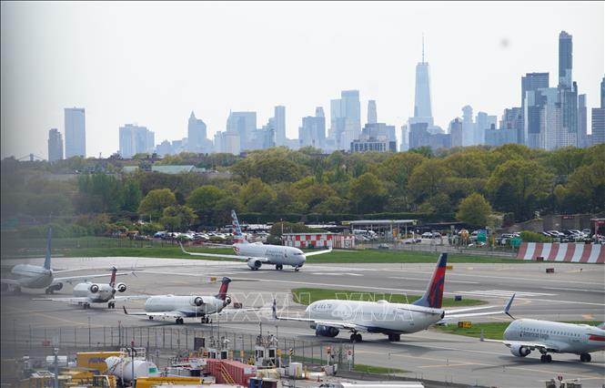 Máy bay chờ cất cánh tại sân bay LaGuardia ở New York (Mỹ) ngày 23/4/2026. Ảnh: THX/TTXVN phát