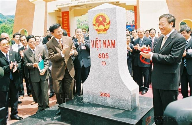 Ngành ngoại giao đóng vai trò quan trọng trong xây dựng hòa bình, đưa đất nước dần hội nhập vào khu vực và quốc tế, ký kết, tham gia hàng trăm thỏa thuận, điều ước quốc tế. Trong ảnh: Phó Thủ tướng, Bộ trưởng Bộ Ngoại giao Phạm Gia Khiêm và Phó Thủ tướng,  Bộ trưởng Ngoại giao nước CHDCND Lào Thongloun Sisoulith thực hiện nghi thức khánh thành cặp cột mốc quốc giới chuẩn đầu tiên của hai nước là 605-1 (phía Việt Nam) và 605-2 (phía Lào) tại cửa khẩu quốc tế Lao Bảo (Việt Nam) -Đenssavẳn (Lào), ngày 05/9/2008. Ảnh: Hồ Cầu – TTXVN