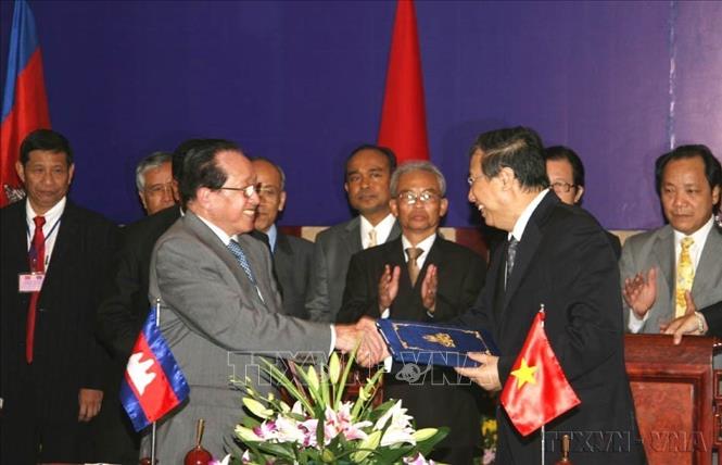 Phó Thủ tướng, Bộ trưởng Ngoại giao Phạm Gia Khiêm, Chủ tịch phân ban Việt Nam và Phó Thủ tướng, Bộ trưởng Ngoại giao và Hợp tác quốc tế Campuchia Hor Namhong, Chủ tịch phân ban Campuchia ký kết biên bản thoả thuận tại Kỳ họp lần thứ 10  Ủy ban hỗn hợp Việt Nam- Campuchia về hợp tác kinh tế, văn hoá, khoa học- kỹ thuật (Đà Nẵng, 2008). Ảnh: Văn Sơn- TTXVN