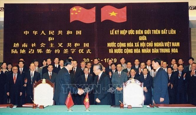  Ngày 30/12/1999, tại trung tâm Hội nghị Quốc tế Hà Nội, Phó Thủ tướng kiêm Bộ trưởng Ngoại giao Nguyễn Mạnh Cầm và Bộ trưởng Ngoại giao Trung Quốc Đường Gia Triền đã ký hiệp ước biên giới trên đất liền giữa hai nước Việt Nam – Trung Quốc. Ảnh: TTXVN