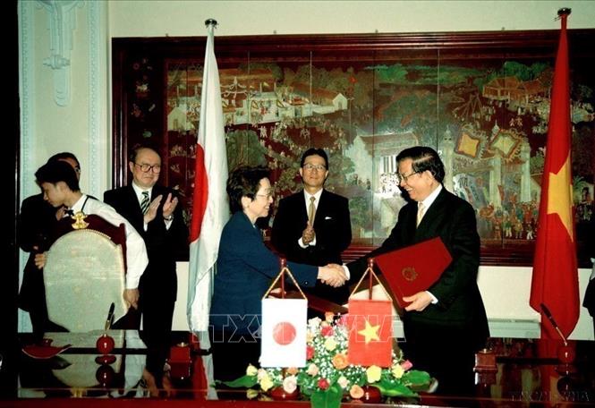  Bộ trưởng Ngoại giao Nguyễn Dy Niên và Bộ trưởng Ngoại giao Nhật Bản Yoriko Kawaguchi ký Tuyên bố chung “Vươn tới tầm cao mới của đối tác bền vững” (Hà Nội, 3/6/2004). Ảnh: TTXVN
