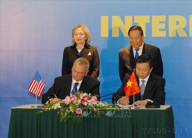 Trong khuôn khổ Hội nghị Cấp cao ASEAN lần thứ 17 và các Hội nghị liên quan, chiều ngày 30/10/2010, tại Trung tâm Hội nghị Quốc gia (Hà Nội), Phó Thủ tướng, Bộ trưởng Ngoại giao Phạm Gia Khiêm và Ngoại trưởng Mỹ Hillary Clinton chứng kiến Lễ ký kết khung hợp tác giữa Việt Nam - Hoa Kỳ. Ảnh: Doãn Tấn - TTXVN