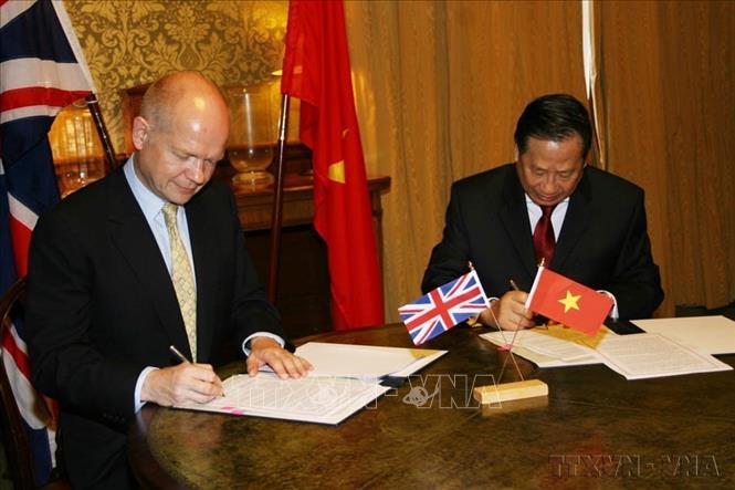 Phó Thủ tướng, Bộ trưởng Ngoại giao Phạm Gia Khiêm (phải) và Bộ  trưởng Ngoại  giao Anh William Hague ký Tuyên bố chung chính thức nâng cấp quan hệ Việt Nam - Anh lên Đối tác chiến lược (London, 09/09/2010). Ảnh : Vũ Hội – TTXVN