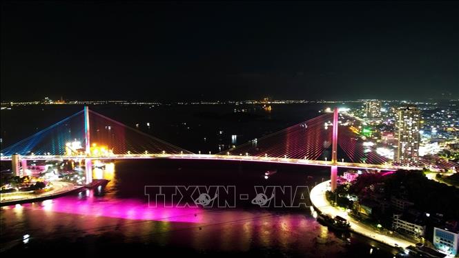 Cầu Bãi Cháy, biểu tượng của đô thị Quảng Ninh. Ảnh: TTXVN phát