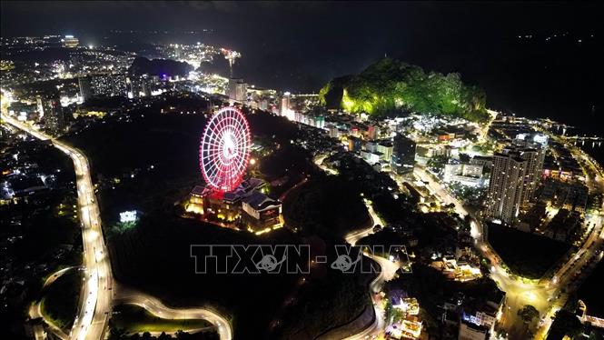 Quảng Ninh lung linh trong đêm. Ảnh: TTXVN phát