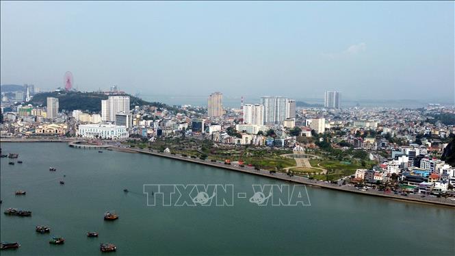 Một góc đô thị Quảng Ninh nhìn từ biển. Ảnh: TTXVN phát