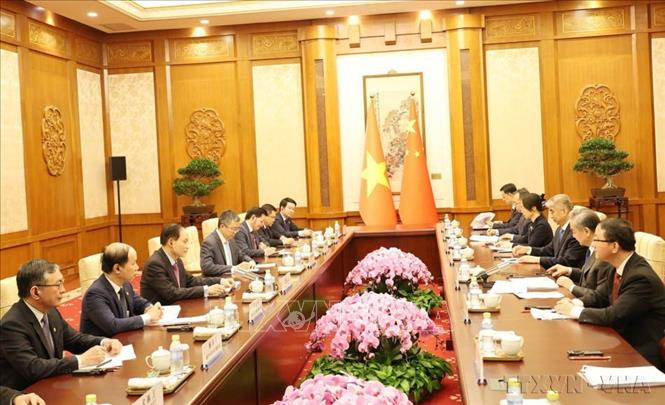 Bước vào kỷ nguyên mới, Ngoại giao Việt Nam đã chủ động, tích cực đảm nhiệm và hoàn thành tốt nhiều trọng trách quốc tế; phát huy vai trò xây dựng, điều phối tại các diễn đàn lớn. Trong ảnh: Đồng chí Lê Hoài Trung, Ủy viên Bộ Chính trị, Bộ trưởng Bộ Ngoại giao, Đặc phái viên Tổng Bí thư Tô Lâm đã có cuộc hội đàm với Ủy viên Bộ Chính trị, Chủ nhiệm Văn phòng Ủy ban Công tác đối ngoại Trung ương Đảng Cộng sản Trung Quốc, Bộ trưởng Bộ ngoại giao Vương Nghị (03/02/2026). Ảnh: Công Tuyên-TTXVN