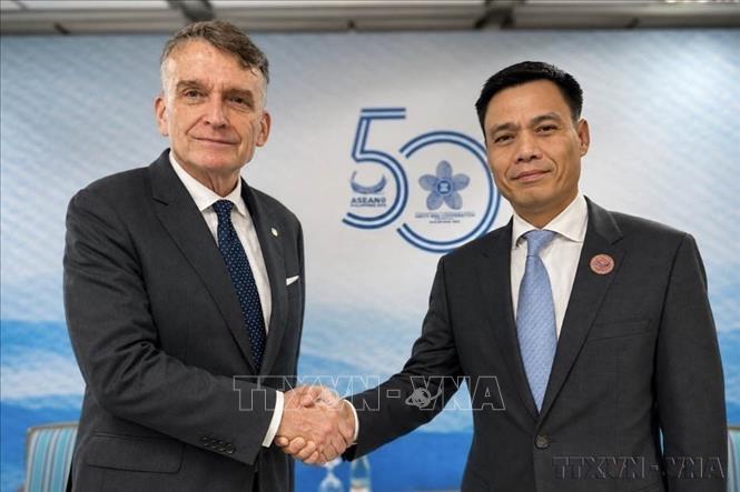 Ngày 22/7/2026, tại Manila, Thừa uỷ quyền của Bộ trưởng Lê Hoài Trung, Thứ trưởng Ngoại giao Đặng Hoàng Giang gặp quyền Giám đốc Cơ quan Cứu trợ và Việc làm của Liên hợp quốc dành cho người tị nạn Palestine (UNRWA) Christian Saunders (Philippines, 22/7/2026). Ảnh: TTXVN phát