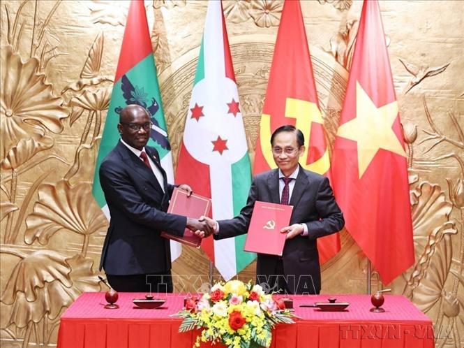 Bộ trưởng Ngoại giao Lê Hoài Trung và Tổng Thư ký Révérien Ndikuriyo ký kết Bản ghi nhớ hợp tác giữa Đảng Cộng sản Việt Nam và Đảng Hội đồng Quốc gia bảo vệ dân chủ - Lực lượng bảo vệ dân chủ Burundi (Hà Nội, 28/7/2026). Ảnh: Minh Đức - TTXVN