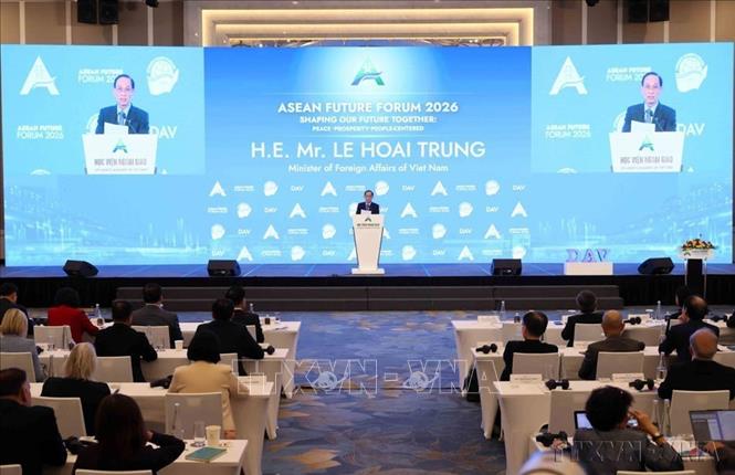 Bước vào kỷ nguyên mới, Ngoại giao Việt Nam đã chủ động, tích cực đảm nhiệm và hoàn thành tốt nhiều trọng trách quốc tế; phát huy vai trò xây dựng, điều phối tại các diễn đàn lớn. Trong ảnh: Bộ trưởng Bộ Ngoại giao Lê Hoài Trung  phát biểu tại lễ Bế mạc Diễn đàn Tương lai ASEAN 2026 (Hà Nội, 10/6/2026). Ảnh: An Đăng - TTXVN