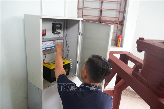 Kiểm tra hệ thống quan trắc tự động tại tháp điều tiết nước tại đập. Ảnh: Tiến Vĩnh – TTXVN 