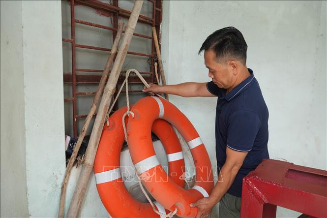 Các thiết bị, vật tư được chuẩn bị phòng ngừa khi có sự cố xảy ra tại hồ đập. Ảnh: Tiến Vĩnh – TTXVN 