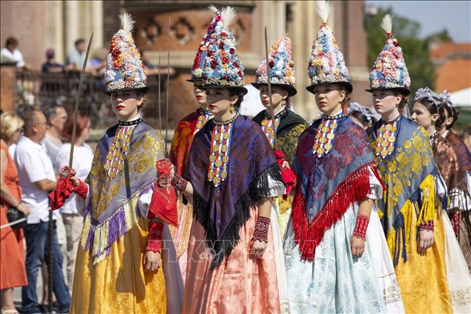 Lễ hội Đakovo Embroidery là lễ hội văn hóa dân gian truyền thống lớn diễn ra hàng năm tại thành phố Đakovo, vùng Slavonia, Croatia. Lễ hội nổi tiếng với các màn trình diễn trang phục truyền thống, diễu hành dân gian và âm nhạc đặc sắc. Ảnh: THX/TTXVN phát