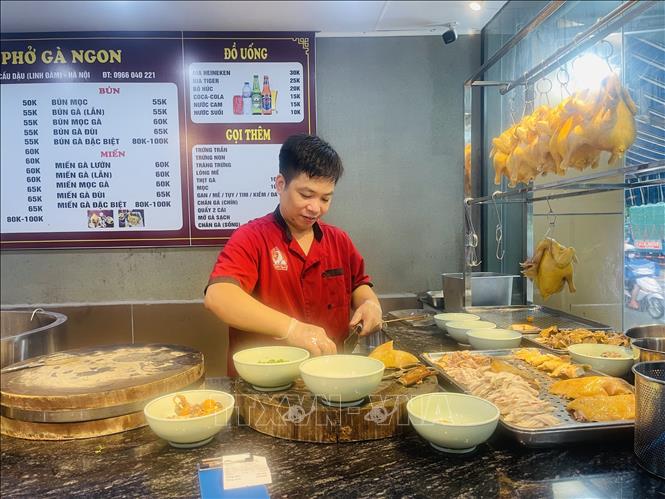A chef cooks a bowl of chicken pho at a local shop in Hanoi. VNA Photo