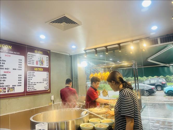 Selling chicken pho at a local shop in Hanoi. VNA Photo