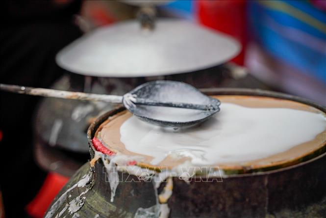 Banh cuon Thanh Tri is Hanoi's unique street food, made from steamed rice flour with mushroom and pork stuffings, decorated with crunchy fried onions. VNA Photo