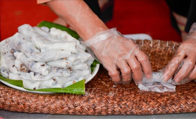 Banh cuon Thanh Tri is Hanoi's unique street food, made from steamed rice flour with mushroom and pork stuffings, decorated with crunchy fried onions. VNA Photo