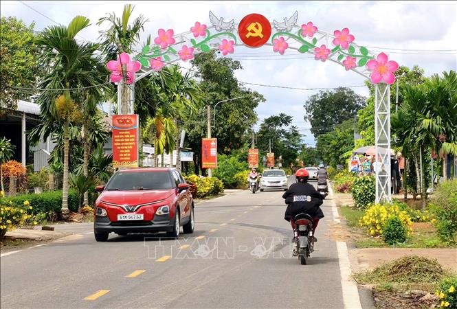 Tuyến đường hoa tại xã Đạ Tẻh (tỉnh Lâm Đồng) được dựng lên trong phong trào xây dựng nông thôn mới, góp phần tạo cảnh quan xanh, sạch, đẹp. Ảnh: Nguyễn Huy Thành – TTXVN