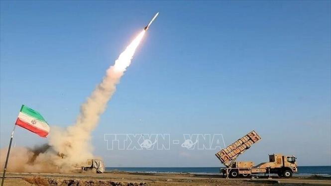 Ngày 30/7/2026, xung đột giữa Mỹ và Iran tiếp tục leo thang sau vài ngày tạm lắng khi hai bên nối lại các cuộc tấn công trả đũa bằng tên lửa và không kích, làm gia tăng nguy cơ mở rộng chiến sự tại Trung Đông và gây thêm sức ép đối với các tuyến vận tải năng lượng chiến lược. Ảnh: IRNA/TTXVN phát