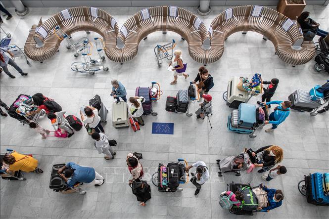 Hành khách tại sân bay Paris Orly, Pháp. Ảnh: THX/TTXVN phát