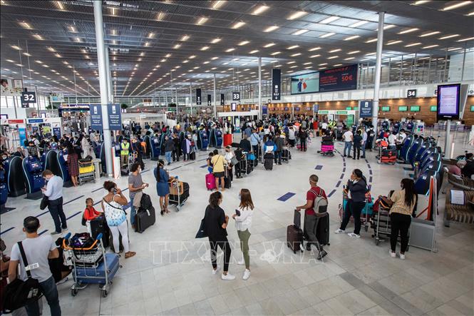 Hành khách tại sân bay Paris Orly, Pháp. Ảnh: THX/TTXVN phát