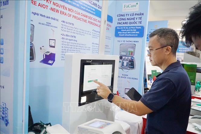 Trải nghiệm các ứng dụng, giải pháp công nghệ trong lĩnh vực y tế. Ảnh: Thu Hoài - TTXVN