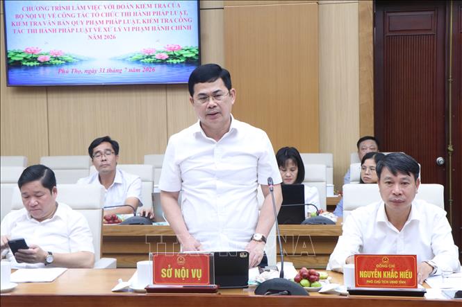 Giám đốc Sở Nội vụ tỉnh Phú Thọ Trần Việt Cường phát biểu tại buổi làm việc. Ảnh: Thu Hương - TTXVN
