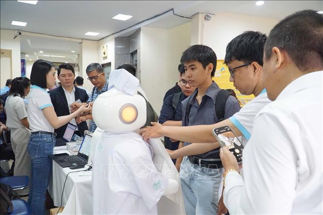 Trải nghiệm các ứng dụng, giải pháp công nghệ trong lĩnh vực y tế. Ảnh: Thu Hoài - TTXVN