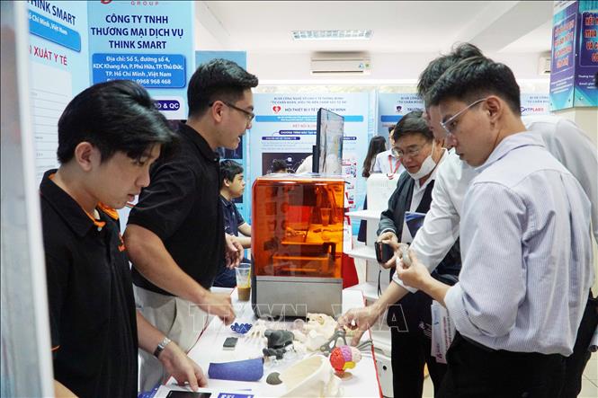 Kết nối các đơn vị nghiên cứu, doanh nghiệp với các cơ sở y tế nhằm thúc đẩy hoạt động chuyển giao công nghệ. Ảnh: Thu Hoài - TTXVN