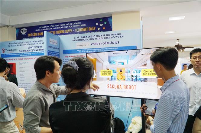 Các đơn vị nghiên cứu, doanh nghiệp trực tiếp giới thiệu các giải pháp công nghệ mới với các cơ sở y tế nhằm thúc đẩy hoạt động chuyển giao. Ảnh: Thu Hoài - TTXVN