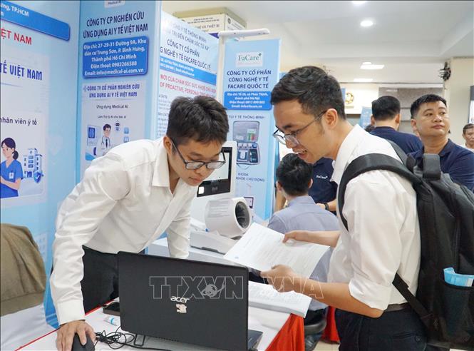 Các đơn vị nghiên cứu, doanh nghiệp trực tiếp giới thiệu các giải pháp công nghệ mới với các cơ sở y tế nhằm thúc đẩy hoạt động chuyển giao. Ảnh: Thu Hoài - TTXVN