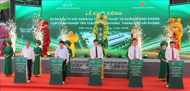 Các đại biểu ấn nút khởi công dự án. Ảnh: Minh Thu - TTXVN