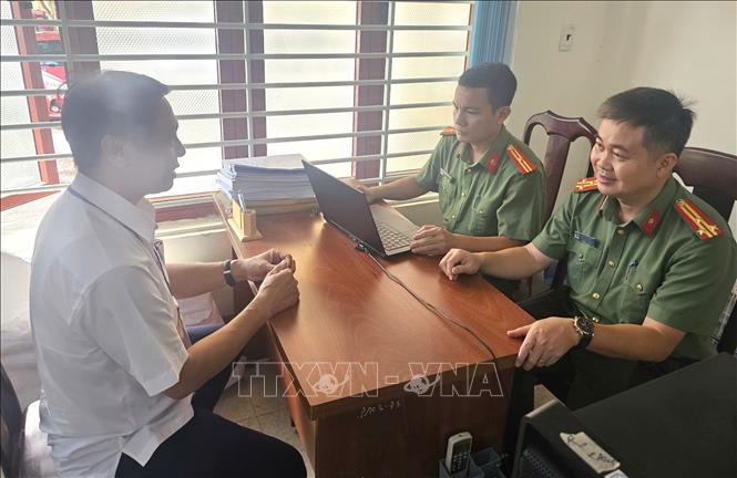 Cơ quan Công an làm việc với ông Võ Thanh Bình, Giám đốc Trung tâm Giáo dục thường xuyên - Giáo dục nghề nghiệp Sông Cầu. Ảnh: TTXVN phát