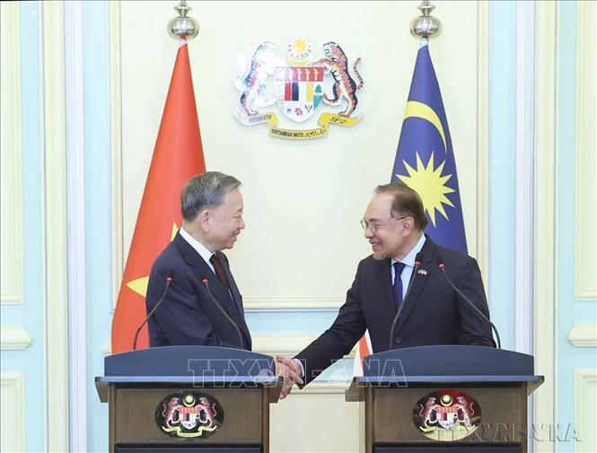 Tổng Bí thư Tô Lâm và Thủ tướng Malaysia Anwar Ibrahim trong cuộc gặp gỡ với báo chí tuyên bố thiết lập quan hệ Đối tác Chiến lược toàn diện Việt Nam - Malaysia (21/11/2024). Ảnh: Thống Nhất – TTXVN
