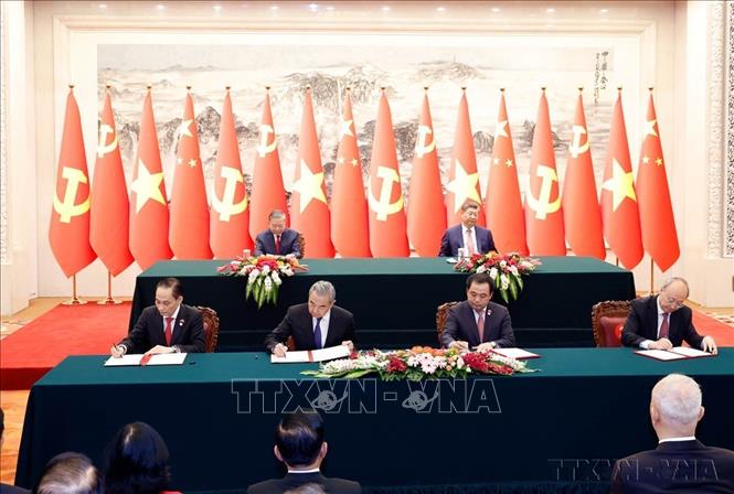 Tổng Bí thư, Chủ tịch nước Tô Lâm và Tổng Bí thư, Chủ tịch nước Trung Quốc Tập Cận Bình chứng kiến Lễ ký một số văn kiện hợp tác tiêu biểu giữa hai nước (Bắc Kinh, 15/4/2026). Ảnh: Thống Nhất – TTXVN