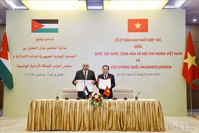 Chủ tịch Quốc hội Trần Thanh Mẫn và Chủ tịch Hạ viện Vương quốc Hashemite Jordan Mazen Turki El Qadi ký thoả thuận hợp tác giữa Quốc hội Việt Nam và Hạ viện Jordan (Hà Nội, 2/2/2026). Ảnh: Doãn Tấn - TTXVN