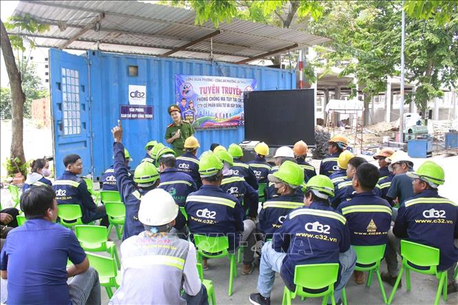 Công đoàn phường Lái Thiêu tuyên truyền phòng chống ma túy trong công nhân lao động tại nơi làm việc. Ảnh: TTXVN phát