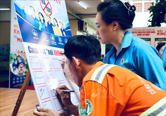 Công đoàn phường Bến Thành ký cam kết cán bộ, đoàn viên công đoàn, công nhân và người lao động tích cực chung tay xây dựng phường Bến Thành không ma túy. Ảnh: Thanh Vũ – TTXVN