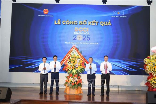 Bí thư Tỉnh ủy Thanh Hóa Lê Đức Thái và Chủ tịch UBND tỉnh Tô Anh Dũng tặng hoa chúc mừng Liên đoàn Thương mại và Công nghiệp Việt Nam (VCCI) Chi nhánh Thanh Hóa - Ninh Bình. Ảnh: TTXVN phát 