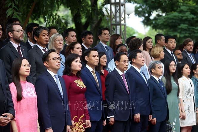Minister of Foreign Affairs Le Hoai Trung and delegates attend the ASEAN flag-hoisting ceremony. VNA Photo/Photo by courtesy