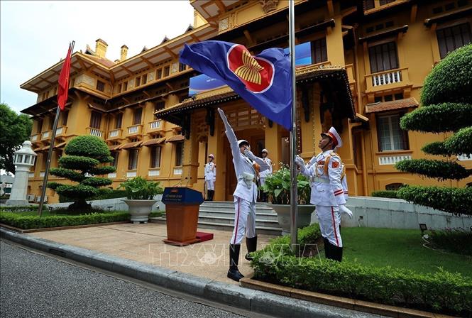 The ASEAN flag-hoisting ceremony. VNA Photo/Photo by courtesy