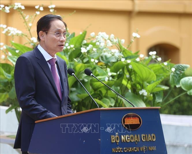 Minister of Foreign Affairs Le Hoai Trung delivers a speech at the ASEAN flag-hoisting ceremony. VNA Photo/Photo by courtesy