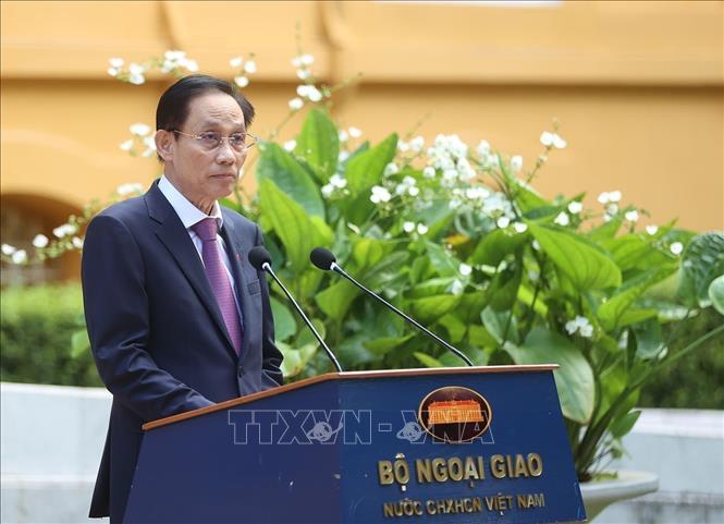 Minister of Foreign Affairs Le Hoai Trung delivers a speech at the ASEAN flag-hoisting ceremony. VNA Photo/Photo by courtesy